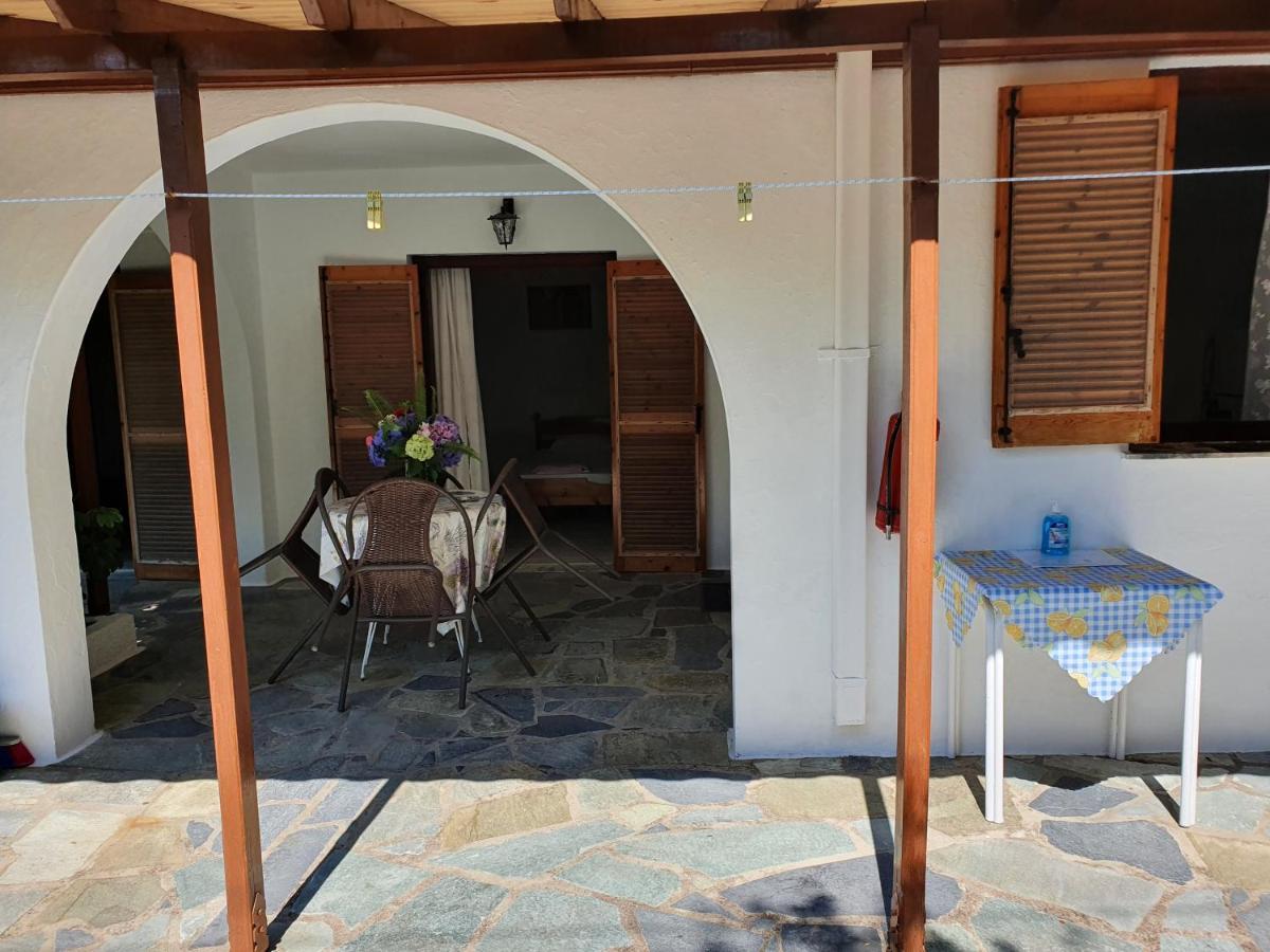 Dionisos Studios And Apts Skiathos Koukounaries Exteriör bild