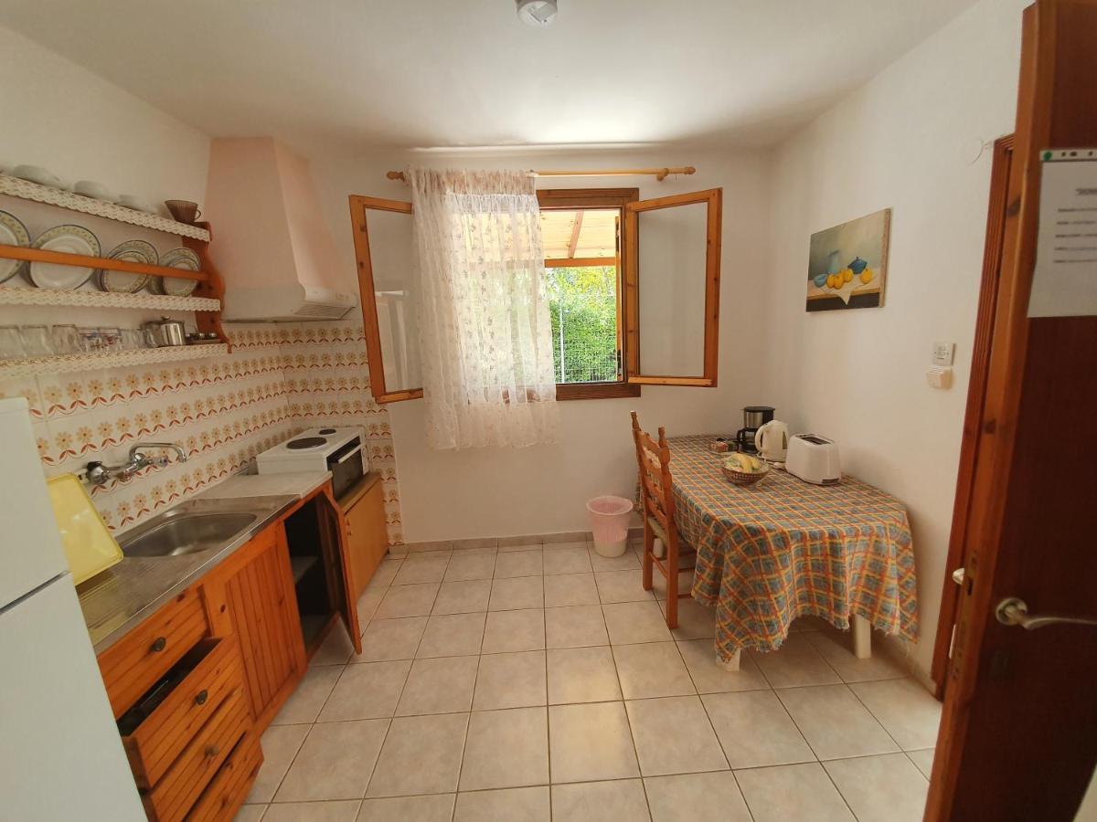 Dionisos Studios And Apts Skiathos Koukounaries Exteriör bild