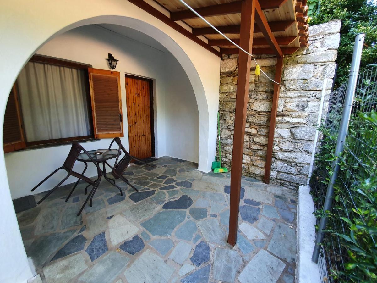 Dionisos Studios And Apts Skiathos Koukounaries Exteriör bild