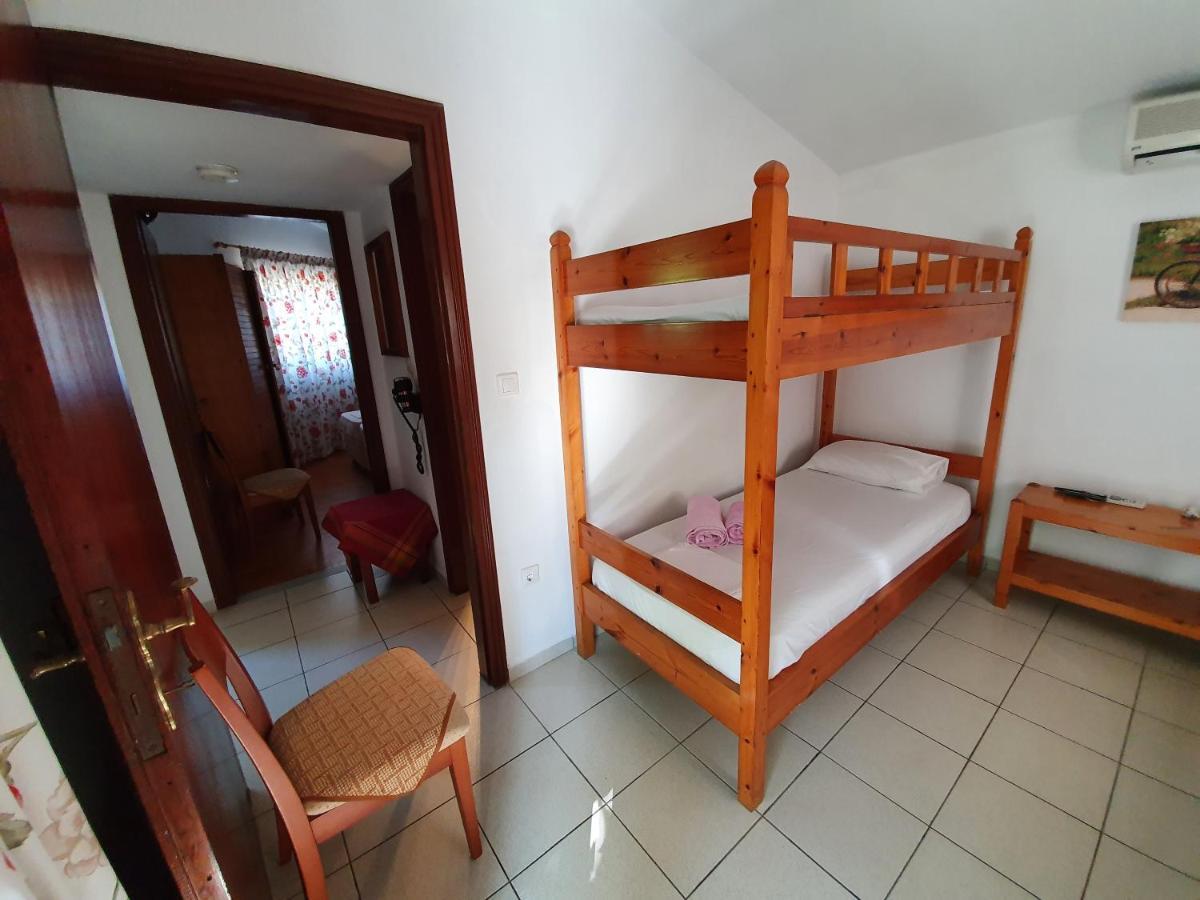 Dionisos Studios And Apts Skiathos Koukounaries Exteriör bild