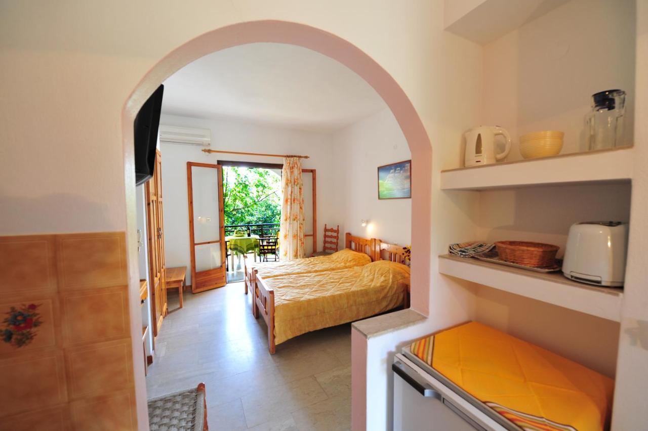 Dionisos Studios And Apts Skiathos Koukounaries Exteriör bild