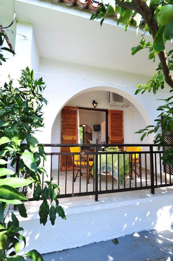 Dionisos Studios And Apts Skiathos Koukounaries Exteriör bild