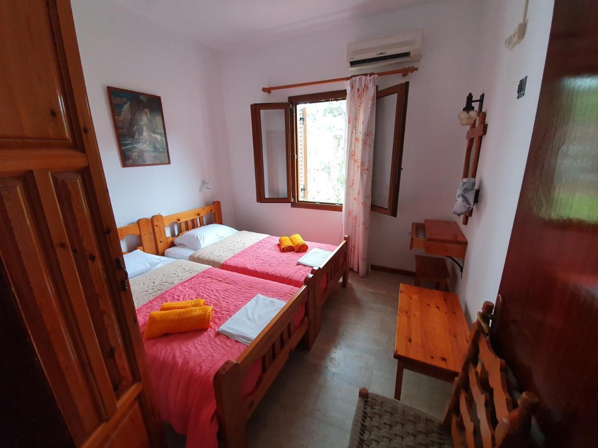 Dionisos Studios And Apts Skiathos Koukounaries Exteriör bild